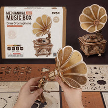 Charger l'image dans la galerie, ROKR Diva Gramophone - Détail du socle en bois ciselé