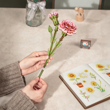 Charger l'image dans la galerie, Rowood Pink Carnation - Œillet rose en bois tenu en main