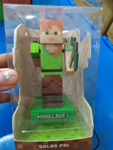 Charger l'image dans la galerie, Figurine solaire Minecraft Alex dans son emballage transparent, vue de face
