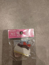 Charger l'image dans la galerie, Gomme japonaise Iwako en forme de bûche à la crème blanche et chocolat