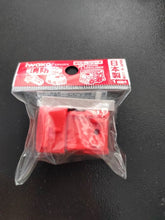 Charger l'image dans la galerie, Gomme japonaise Iwako en forme de camion de pompier rouge vu de côté dans son emballage.