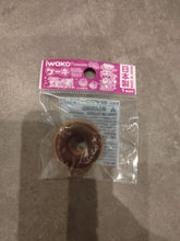 Charger l'image dans la galerie, Gomme japonaise Iwako en forme de donut au chocolat avec glaçage réaliste