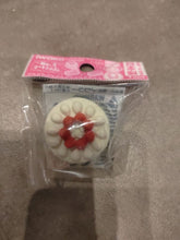 Charger l'image dans la galerie, Gomme japonaise Iwako en forme de dôme de gâteau à la crème blanche et coeur de fraise