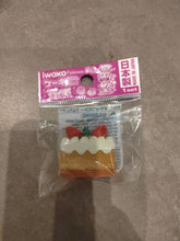 Charger l'image dans la galerie, Gomme Iwako réaliste en forme de tranche de gâteau à la crème marron et double fraise rouge