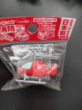 Charger l'image dans la galerie, Gomme japonaise Iwako en forme d'hélicoptère rouge dans son emballage plastique transparent.