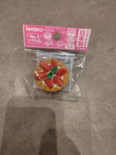 Charger l'image dans la galerie, Gomme japonaise Iwako en forme de tartelette ronde aux fraises et feuille de menthe