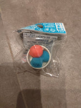 Charger l'image dans la galerie, Gomme puzzle 3D japonaise Iwako représentant un petit pot de glace blanc avec des boules de glace rose et bleue