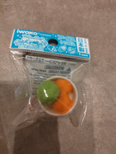 Charger l'image dans la galerie, Gomme japonaise fantaisie Iwako en forme de pot de glace blanc garni de deux boules de glace verte et orange