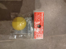 Charger l'image dans la galerie, Gomme japonaise Iwako en forme de macaron jaune dans son emballage individuel