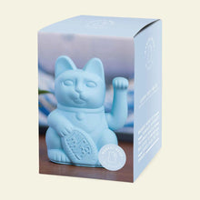 Charger l'image dans la galerie, Figurine Maneki Neko chat porte-bonheur bleu clair dans son emballage d'origine bleu ciel, avec des inscriptions descriptives sur le talisman japonais.