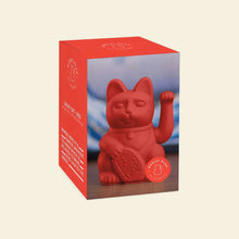 Charger l'image dans la galerie, Boîte d'emballage rouge du Maneki Neko Lucky Cat de la marque Donkey, montrant le chat porte-bonheur rouge vif à l'intérieur