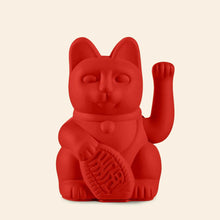 Charger l'image dans la galerie, Figurine Maneki Neko Lucky Cat rouge vif, vue de face, avec la patte gauche levée et une pièce de monnaie japonaise dans l'autre patte