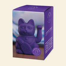 Charger l'image dans la galerie, Figurine Maneki Neko violette de la marque Donkey Products présentée dans sa boîte d'emballage, vue de face.
