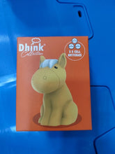 Charger l'image dans la galerie, Boite d'emballage orange de la mini veilleuse cheval Dhink avec mention des piles incluses