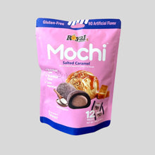 Charger l'image dans la galerie, Sachet rose de mochis Royal Family au caramel au beurre salé de 180g avec illustration d'un mochi coupé montrant le cœur fondant