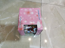 Charger l'image dans la galerie, Mug en céramique illustré sur le thème des festivals japonais Matsuri dans sa boîte cadeau rose à motifs de fleurs de cerisier