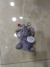 Charger l'image dans la galerie, Porte-clés en forme de petit éléphant en peluche grise, vue de face avec étiquette visible