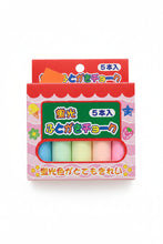 Charger l'image dans la galerie, Boîte rose aux motifs kawaii contenant 5 craies épaisses de couleurs fluorescentes bleu, vert, jaune, orange et rose