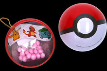 Charger l'image dans la galerie, Pokéball en métal ouverte montrant le sachet de bonbons roses et l'illustration intérieure avec Pikachu, Salamèche et Bulbizarre