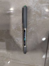 Charger l'image dans la galerie, Stylo roller Uni-ball Eye Fine UB-157 à encre verte posé sur une surface marbrée