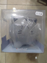 Charger l'image dans la galerie, Tirelire en forme de chat gris stylisé de la marque iTotal présentée dans son emballage transparent