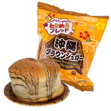 Charger l'image dans la galerie, Brioche moelleuse Tokimeki saveur sucre roux posée sur une petite assiette devant son emballage coloré