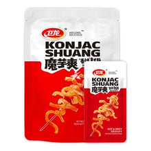 Charger l'image dans la galerie, Présentation marketing du sachet de Konjac Strips Hot & Spicy Weilong 252g avec un échantillon à côté