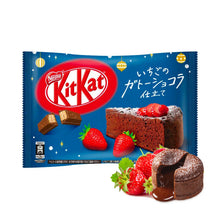 Charger l'image dans la galerie, KitKat Mini japonais - gâteau chocolat et fraise 116G