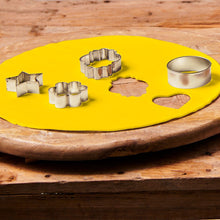 Charger l&#39;image dans la galerie, FunCakes Pâte à Sucre Étalée - Mellow Yellow - 430 g
