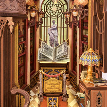 Charger l'image dans la galerie, Rolife Library of Wonders - Vue de face du book nook
