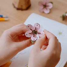 Charger l'image dans la galerie, Rowood Sakura - Assemblage d'une fleur de cerisier pièce par pièce
