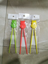 Charger l'image dans la galerie, Trois paires de baguettes d'apprentissage pour enfants emballées, avec embout hibou en silicone de couleur jaune, orange et vert.
