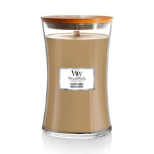 Charger l'image dans la galerie, Bougie WoodWick Gilded Sands format grand sablier avec étiquette argentée et couvercle en bois, vue de face
