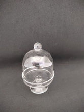 Charger l'image dans la galerie, Coupe cloche sur pied en verre transparent Mathilde M, vue d'ensemble sur fond gris
