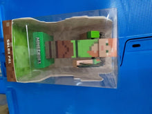 Charger l'image dans la galerie, Figurine solaire Minecraft Alex dans son emballage transparent, vue latérale inclinée
