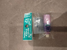 Charger l'image dans la galerie, Gomme Iwako japonaise en forme de petite bouteille de jus de raisin violette, vendue sous emballage individuel
