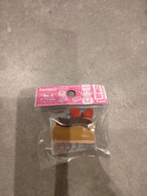 Charger l'image dans la galerie, Gomme japonaise Iwako en forme de bûche au chocolat marron avec deux petites fraises
