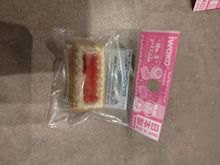 Charger l'image dans la galerie, Gomme japonaise Iwako en forme de gâteau fraisier rectangulaire aux fraises
