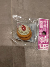 Charger l'image dans la galerie, Gomme Iwako puzzle miniature en forme de pancakes empilés avec crème fouettée et fraise
