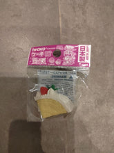 Charger l'image dans la galerie, Gomme japonaise Iwako puzzle en forme de part de gâteau jaune à la crème blanche et fraise
