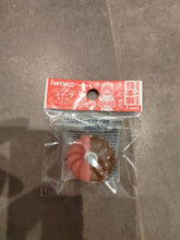 Charger l'image dans la galerie, Gomme en forme de biscuit japonais fleur bicolore chocolat et rose
