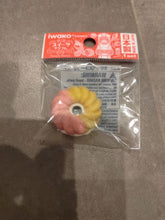 Charger l'image dans la galerie, Gomme fantaisie Iwako gâteau torsadé jaune et rose pastel
