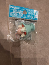 Charger l'image dans la galerie, Gomme puzzle Iwako miniature en forme de coupe de glace italienne de couleur bleue turquoise et crème
