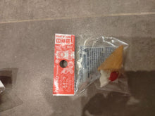 Charger l'image dans la galerie, Petite gomme cône de glace italienne à la vanille et fraise Iwako
