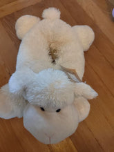 Charger l'image dans la galerie, Peluche en forme de mouton blanc crème très doux, vue de dessus, avec une fente sur le dos servant de housse de rangement ou de boîte à mouchoirs
