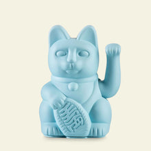 Charger l'image dans la galerie, Gros plan studio d'une figurine Maneki Neko chat porte-bonheur de couleur bleu ciel, représentant le chat avec une patte levée et un koban dans l'autre main.
