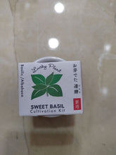 Charger l'image dans la galerie, Vue du dessus de la boîte du kit de culture Lucky Plant avec des feuilles de basilic illustrées et des inscriptions en anglais, japonais, français et espagnol
