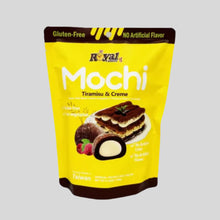 Charger l'image dans la galerie, Sachet jaune de mochis Royal Family saveur Tiramisu et Crème, illustrant un tiramisu et un mochi coupé en deux révélant son cœur fondant blanc.
