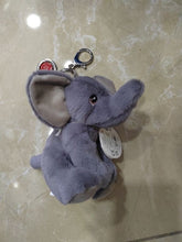 Charger l'image dans la galerie, Porte-clés en forme de petit éléphant en peluche grise, vue de profil mettant en valeur la texture douce et la trompe

