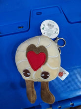Charger l'image dans la galerie, Porte-clés peluche kawaii KeelEco en forme de biscuit sablé avec un cœur rouge en confiture et deux petites jambes, doté d'une accroche en métal.
